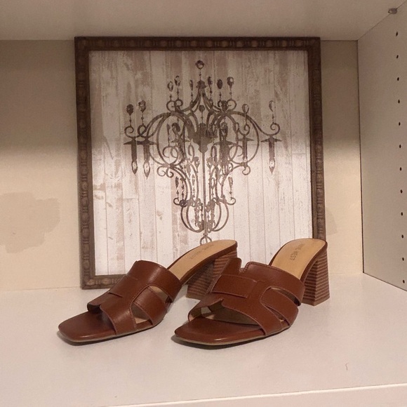 Elegant Nine West Brown Block Heel Sandals - Picture 2 of 6